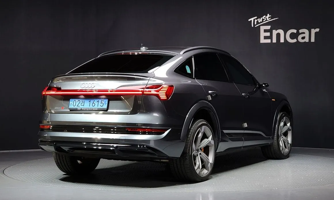 Audi e-tron — фото 6