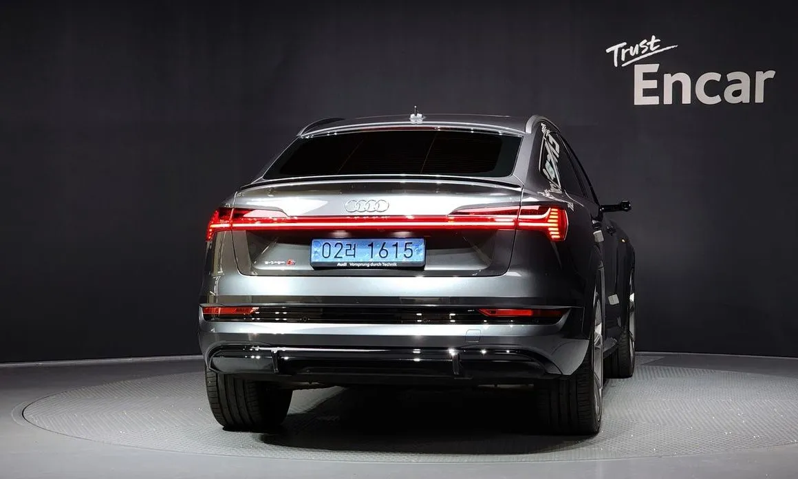 Audi e-tron — фото 2