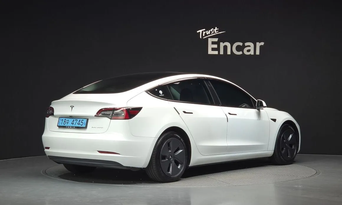 Tesla Model 3 — фото 9