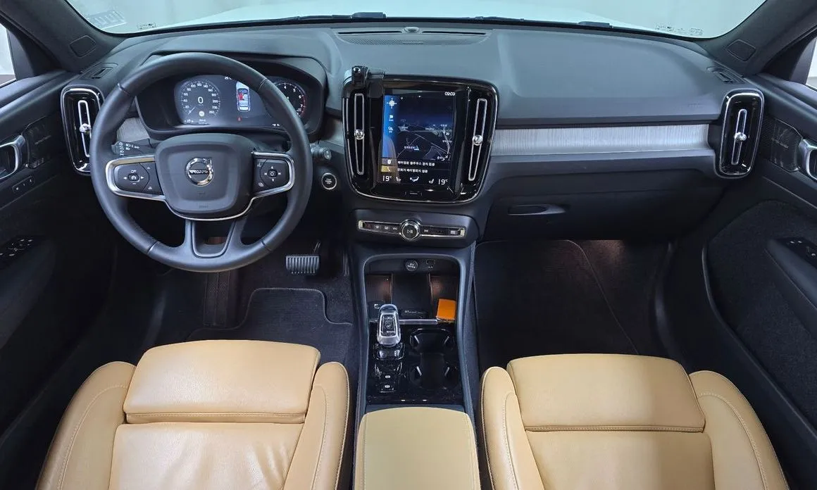 Volvo XC40 — фото 10