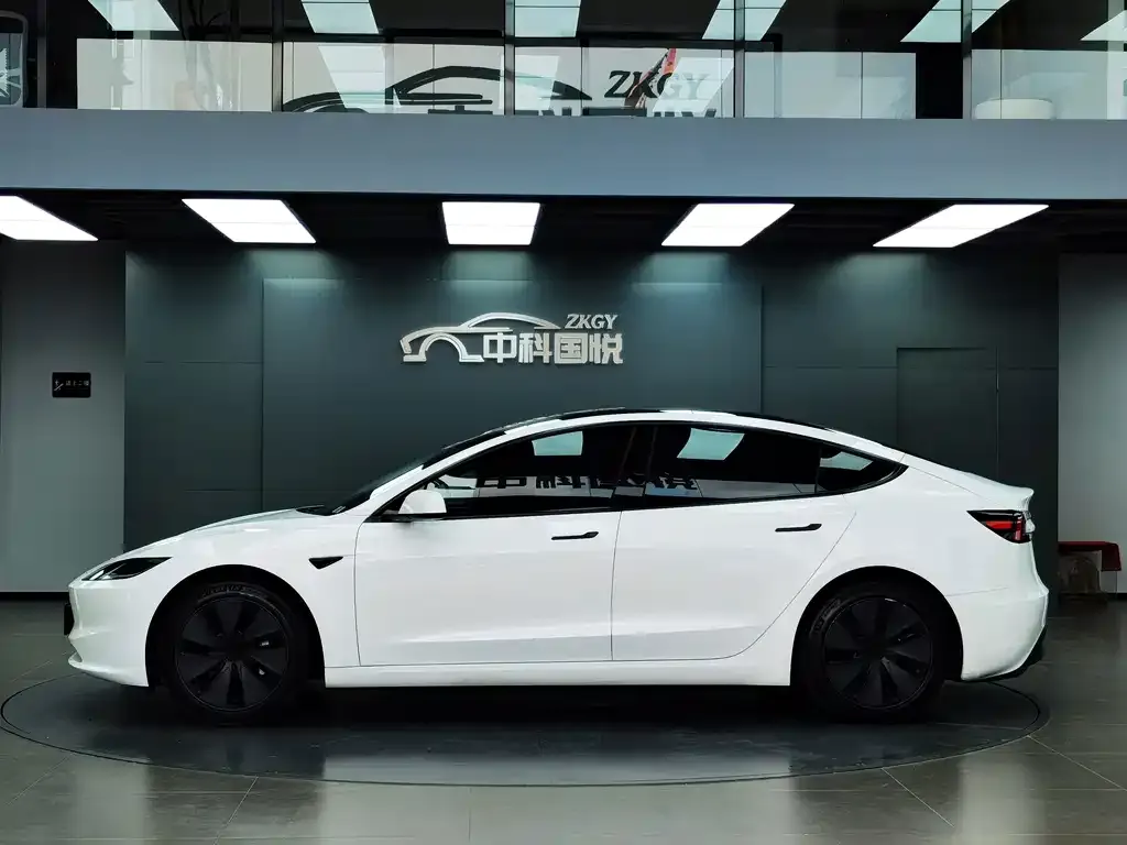 Tesla Model 3 — фото 7