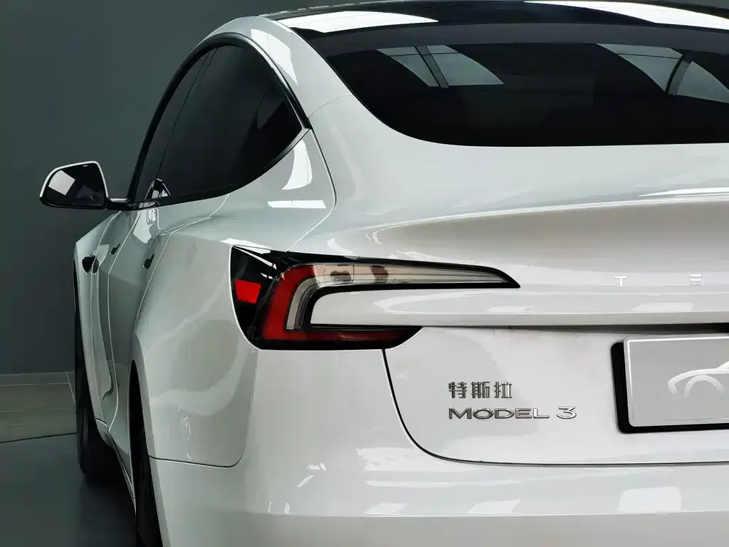 Tesla Model 3 — фото 10