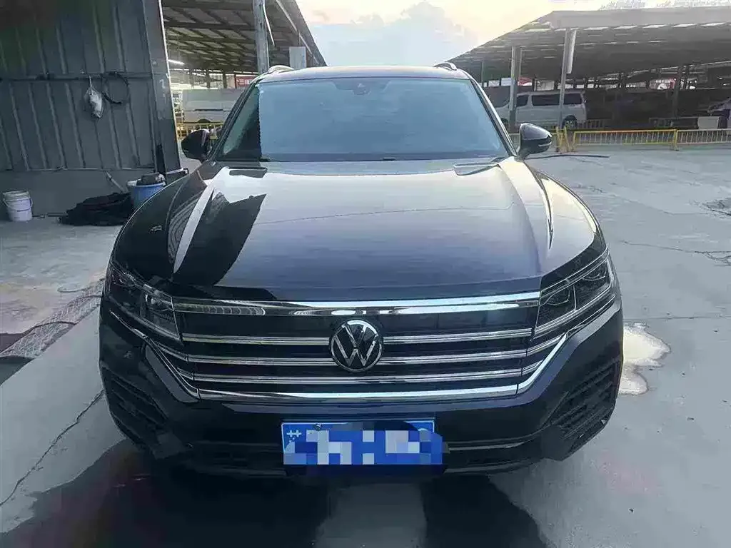 Volkswagen Touareg — фото 1