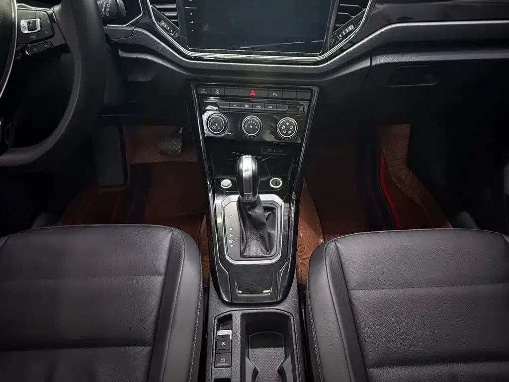 Volkswagen T-Roc — фото 6