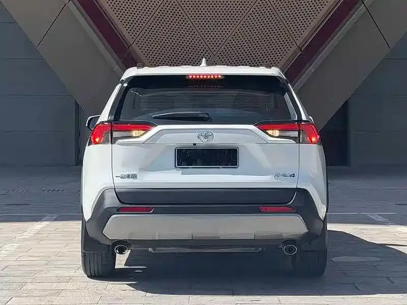 Toyota RAV4 — фото 9