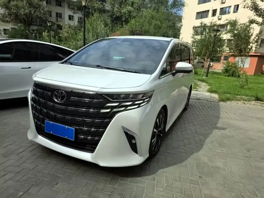 Toyota Alphard — фото 1