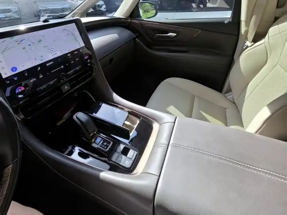 Toyota Alphard — фото 4