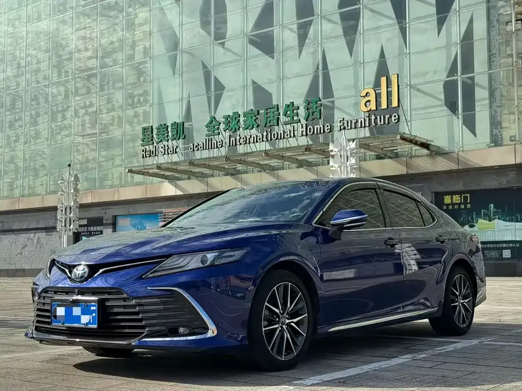 Toyota Camry — фото 1
