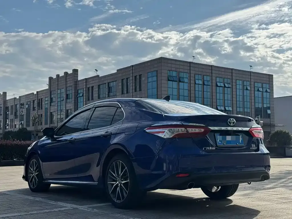 Toyota Camry — фото 5