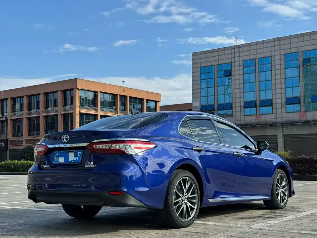 Toyota Camry — фото 3