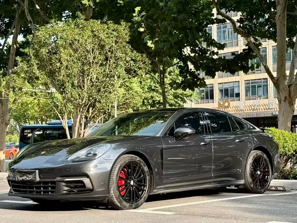 Porsche Panamera — фото 1