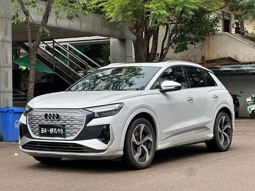 Audi Q4 e-tron — фото 1