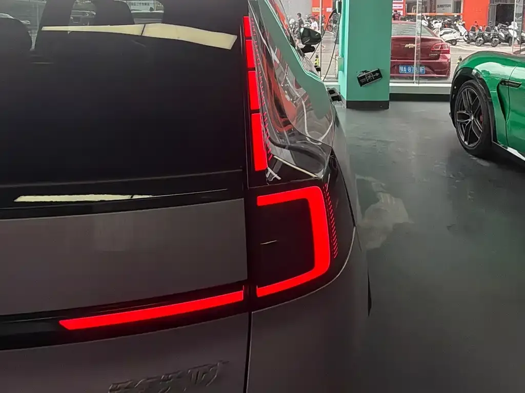Volvo XC70 Plug-in Hybrid — фото 7