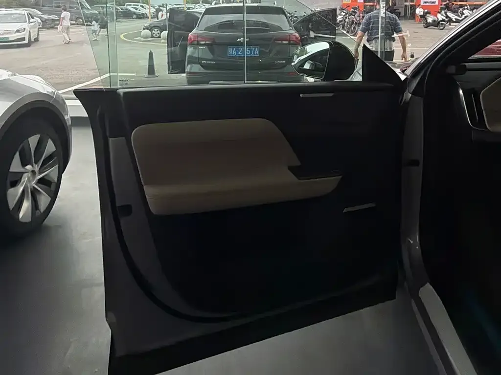 Volvo XC70 Plug-in Hybrid — фото 6