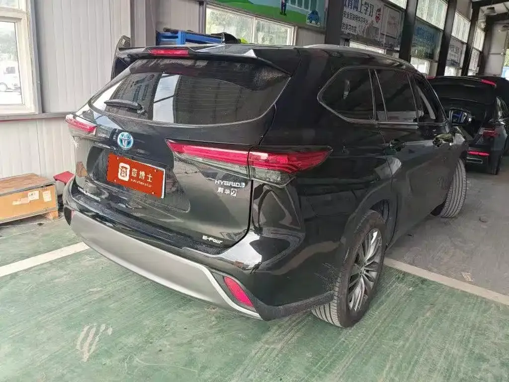 Toyota Highlander — фото 1