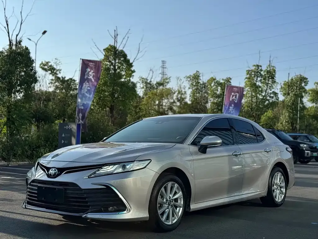 Toyota Camry — фото 1