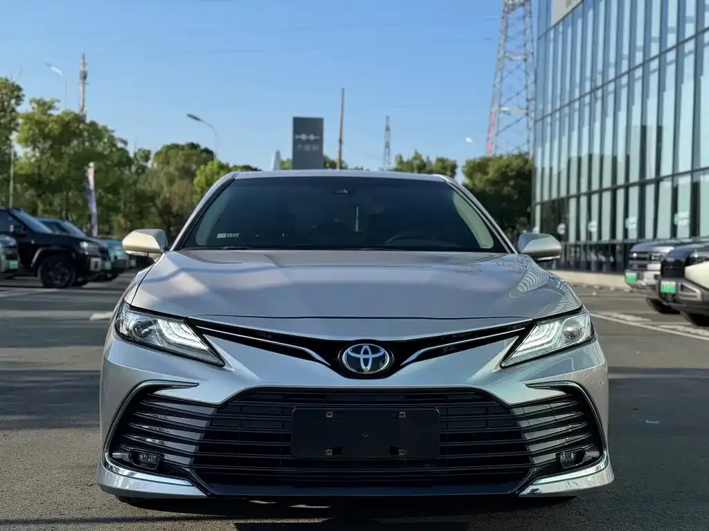 Toyota Camry — фото 2