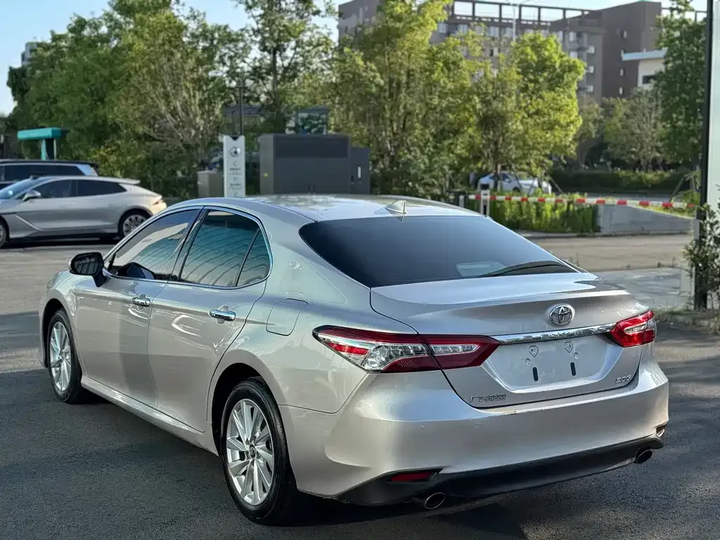 Toyota Camry — фото 4