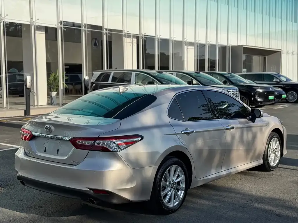Toyota Camry — фото 7