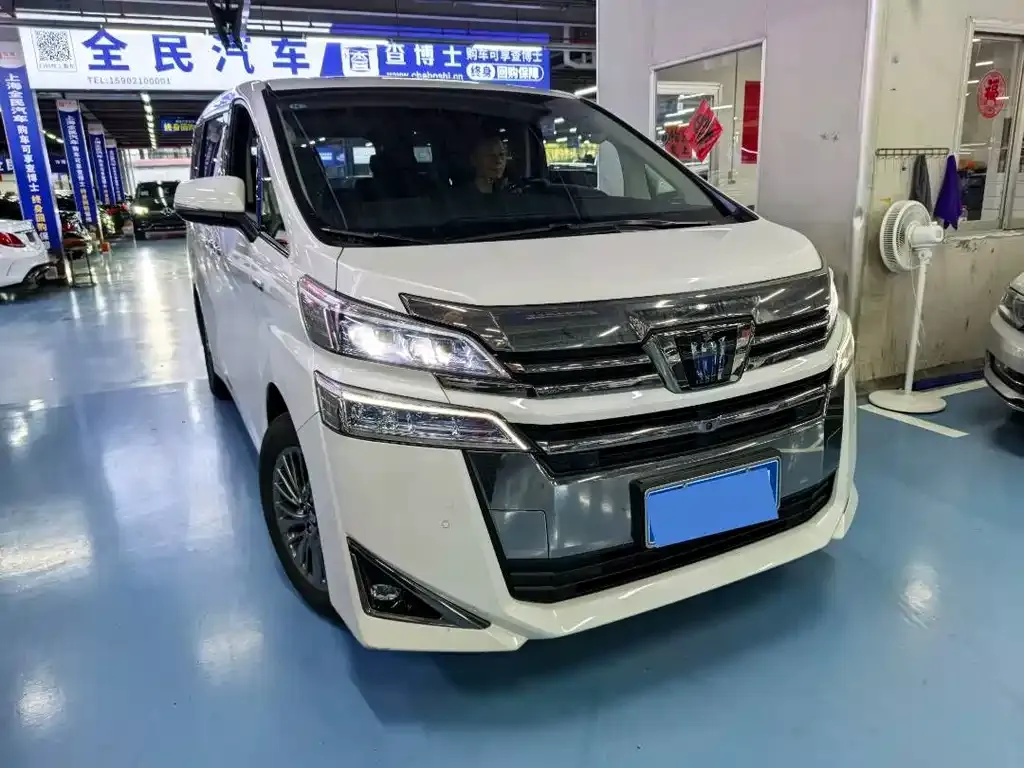 Toyota Vellfire — фото 1