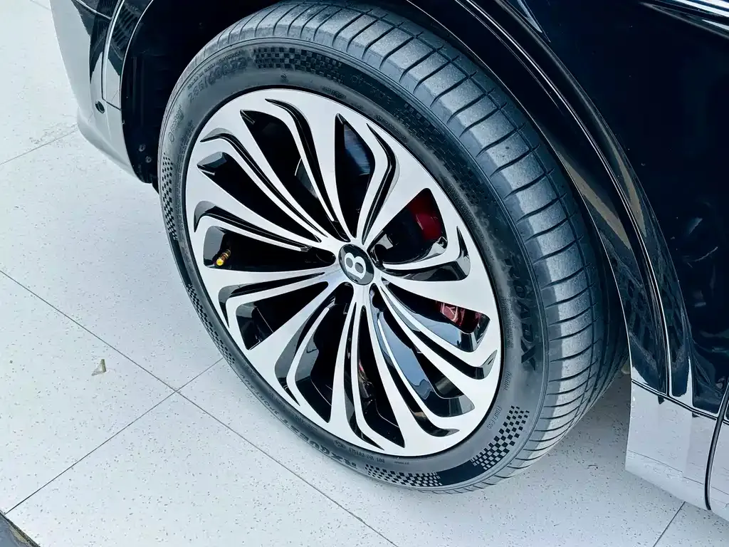 Bentley Bentayga — фото 10