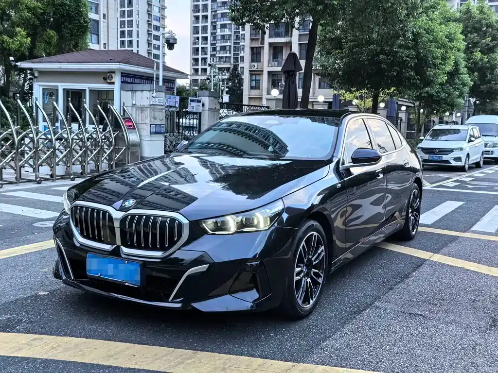 BMW 5 Series — фото 1