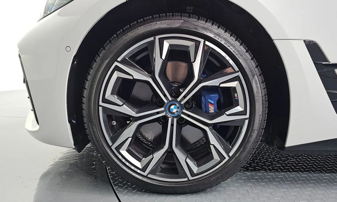 BMW i4 — фото 9