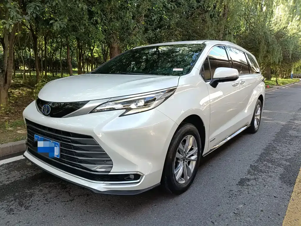 Toyota Sienna — фото 1