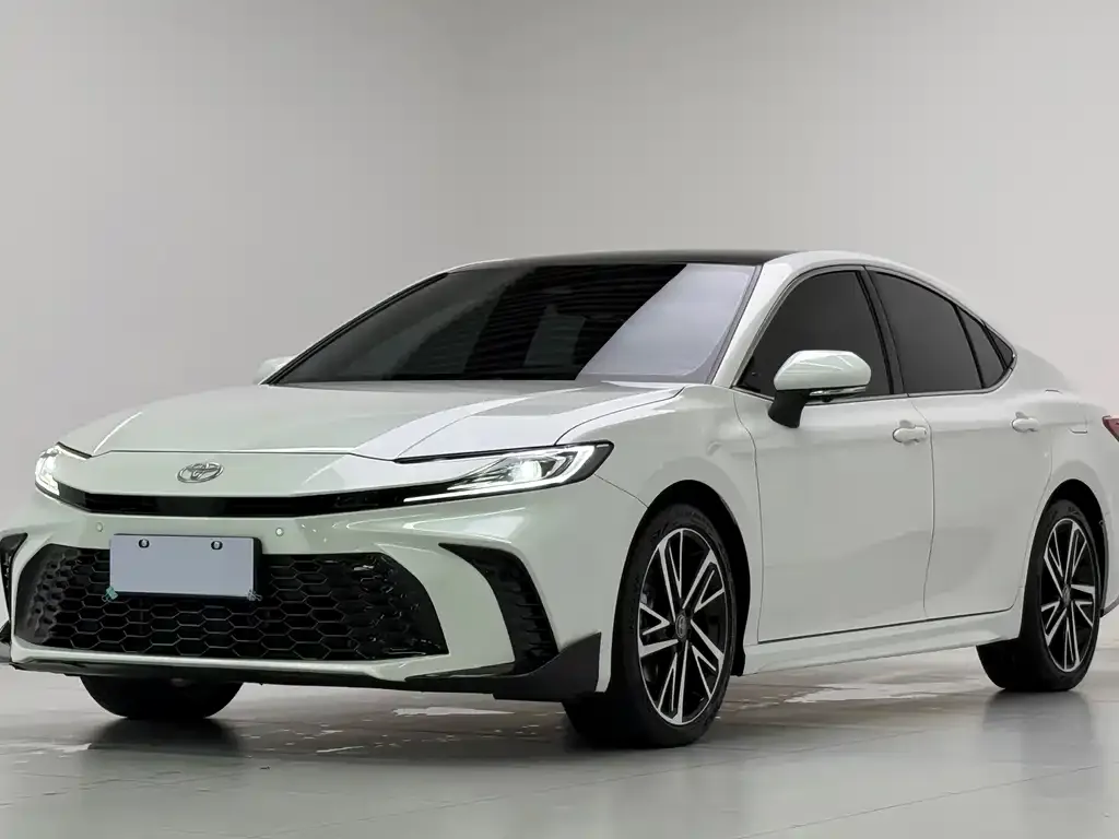Toyota Camry — фото 1