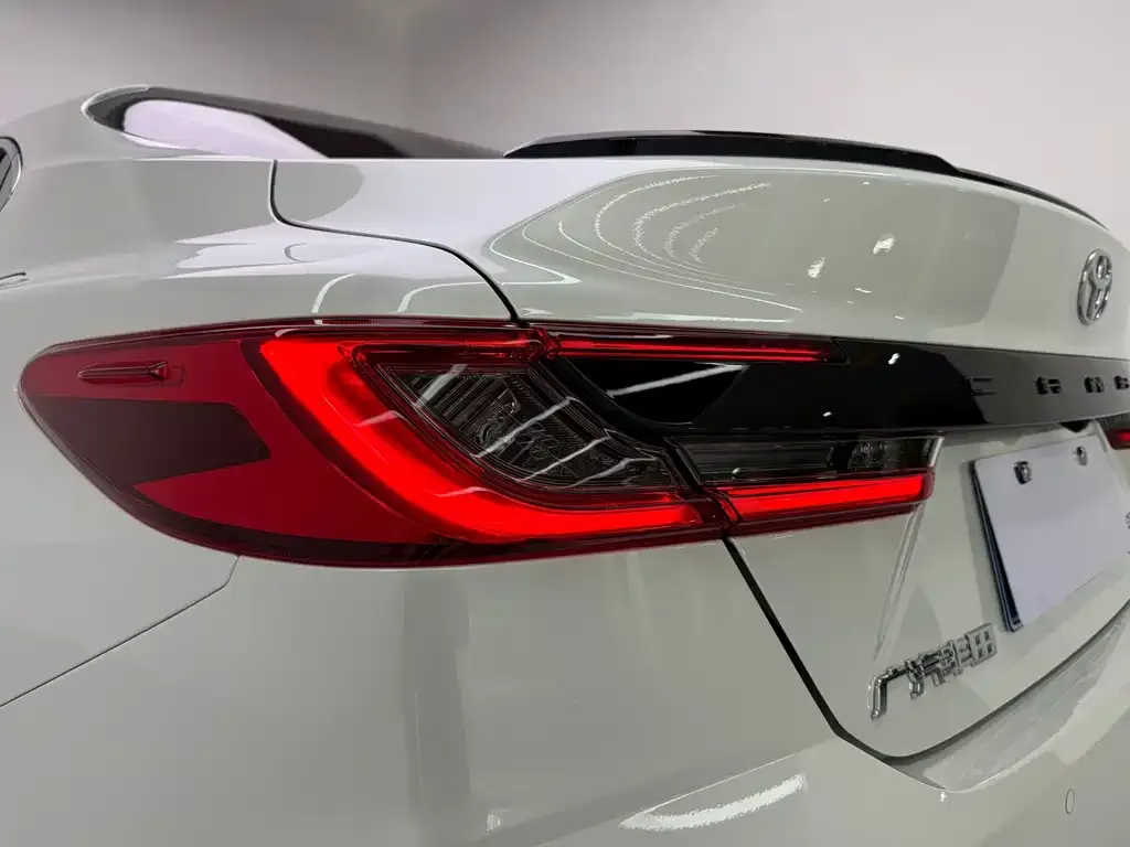 Toyota Camry — фото 2