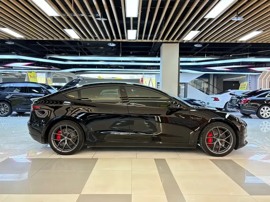 Tesla Model 3 — фото 3
