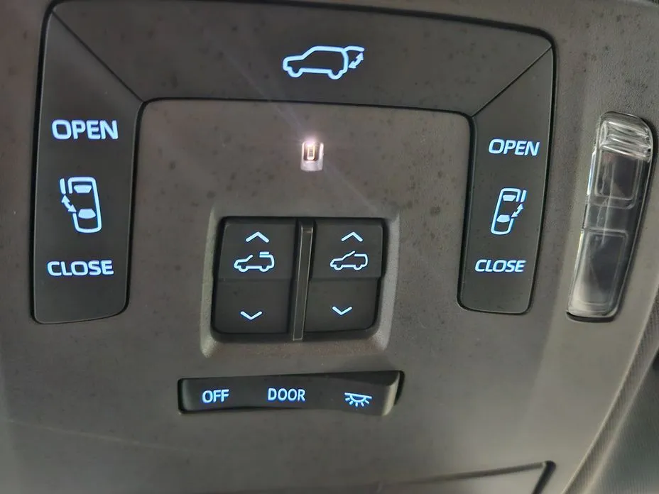 Toyota Sienna — фото 2
