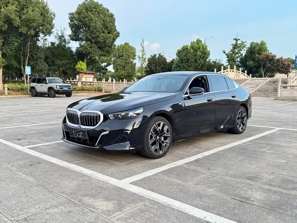 BMW 5 Series — фото 1