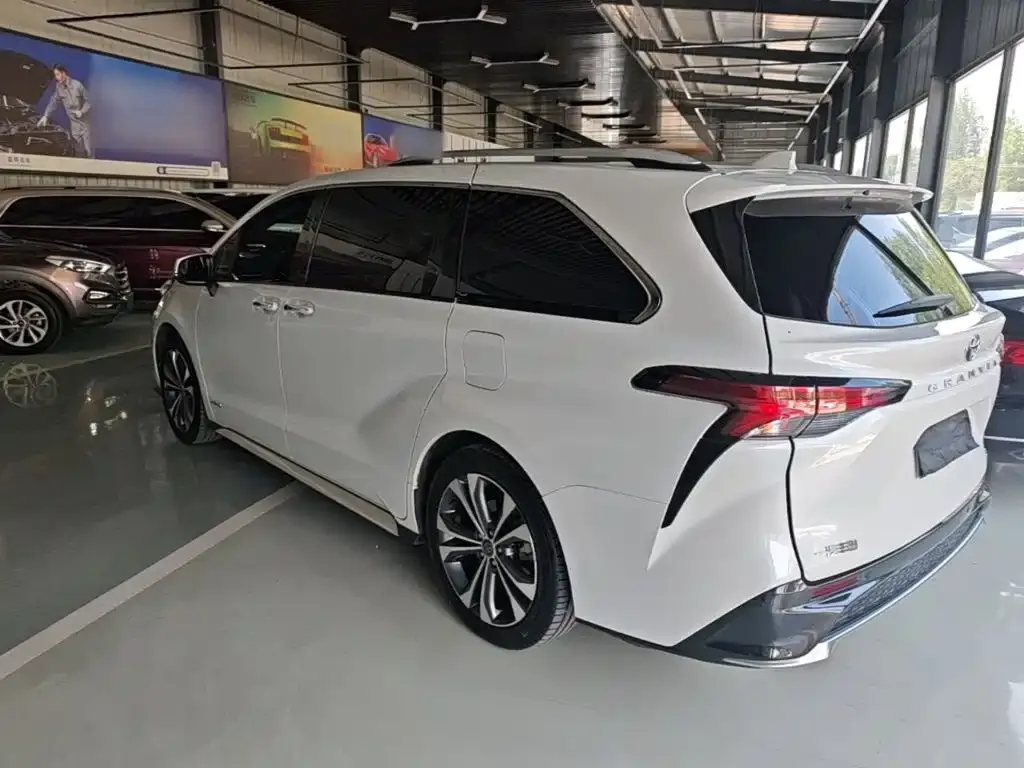 Toyota Granvia — фото 8