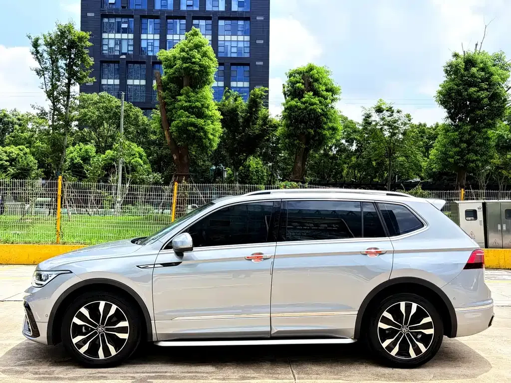 Volkswagen Tiguan L — фото 10
