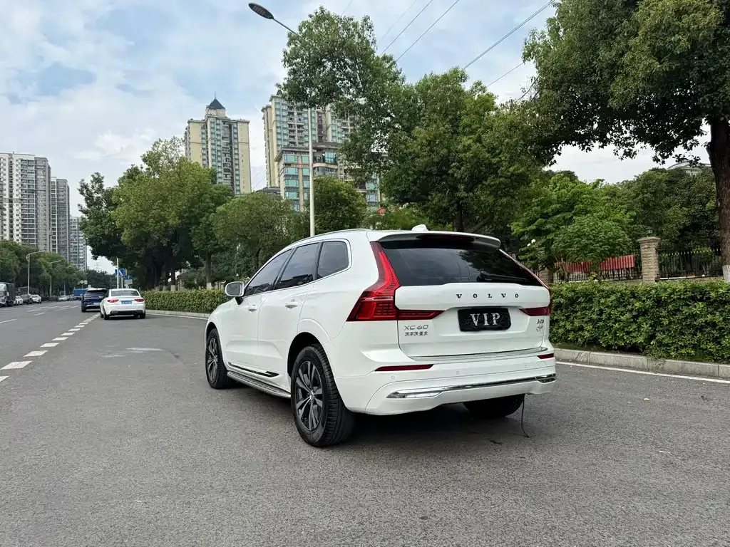 Volvo XC60 — фото 8