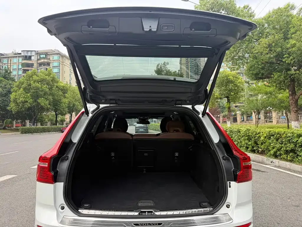 Volvo XC60 — фото 10