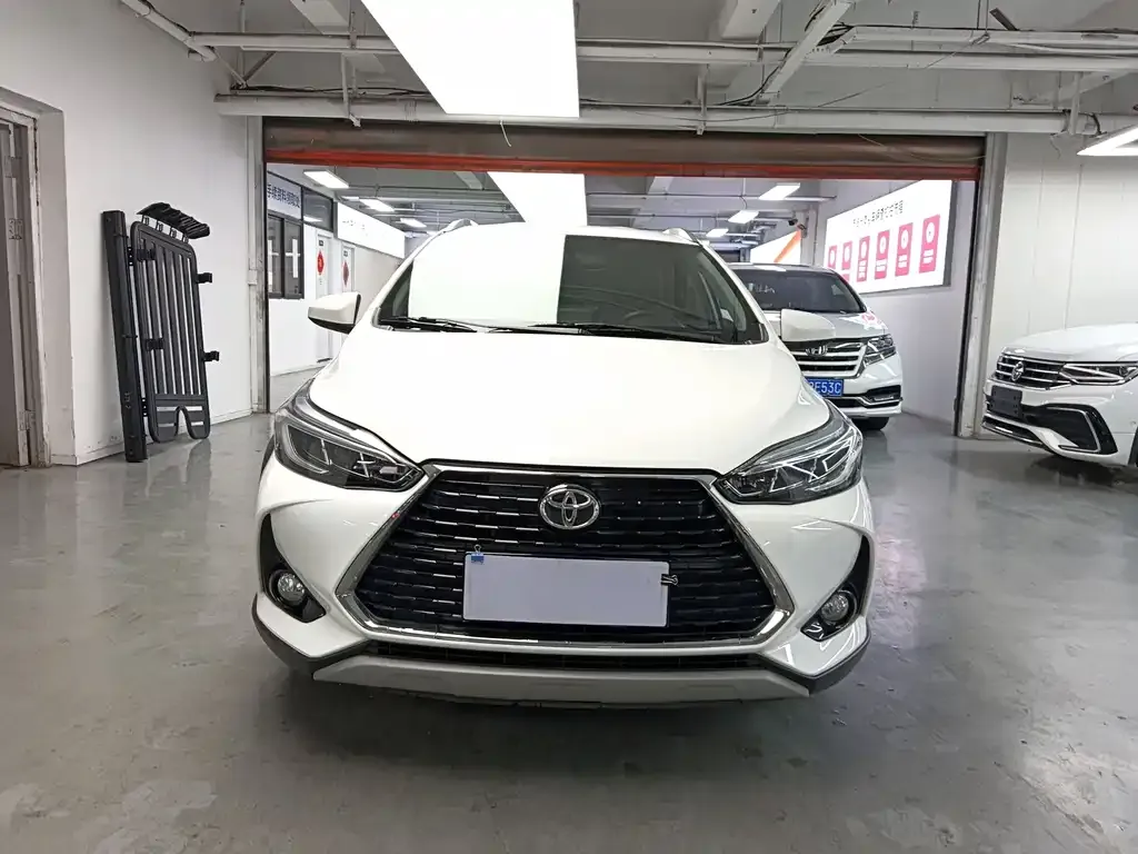 Toyota Yaris L — фото 2