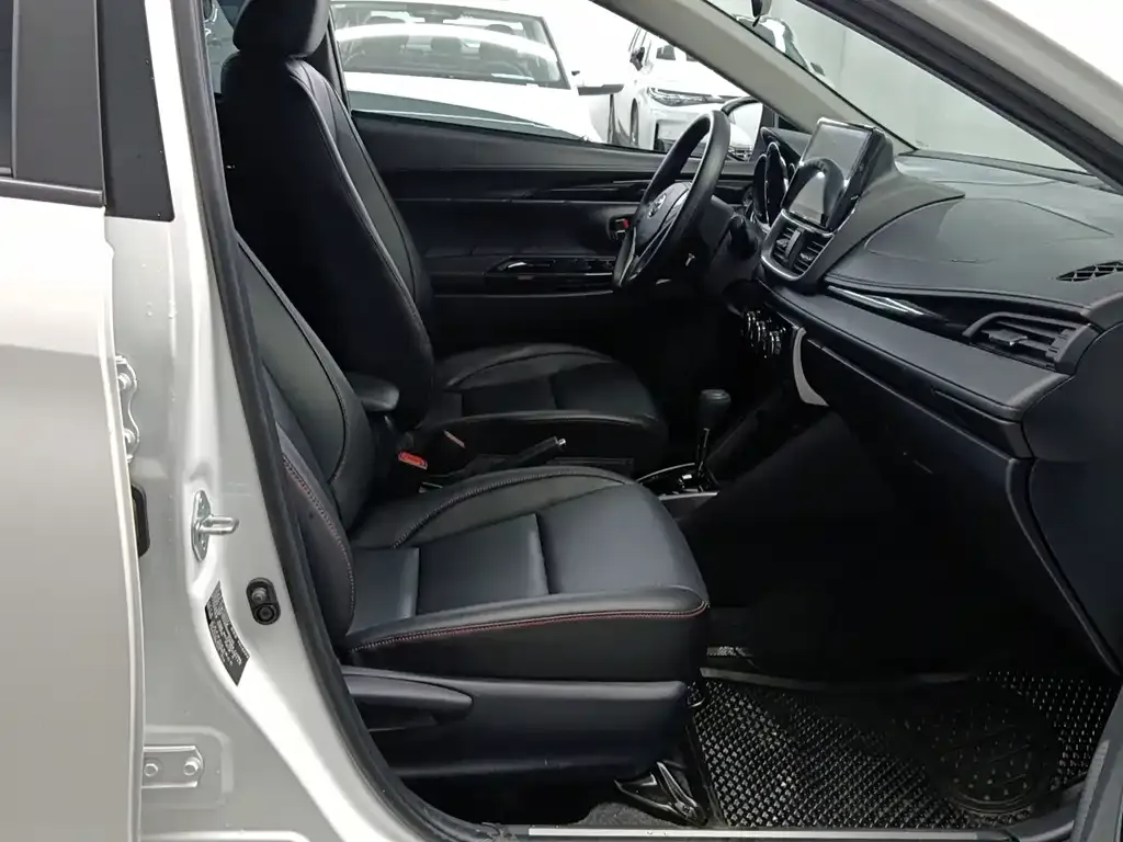 Toyota Yaris L — фото 3