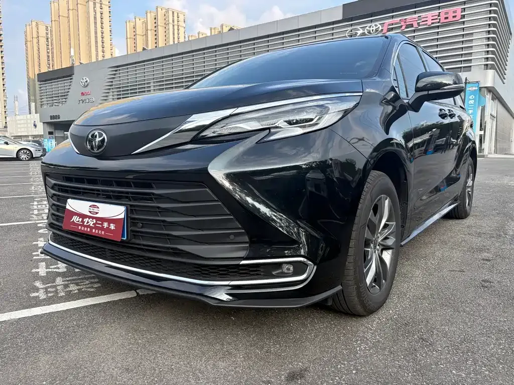 Toyota Sienna — фото 1