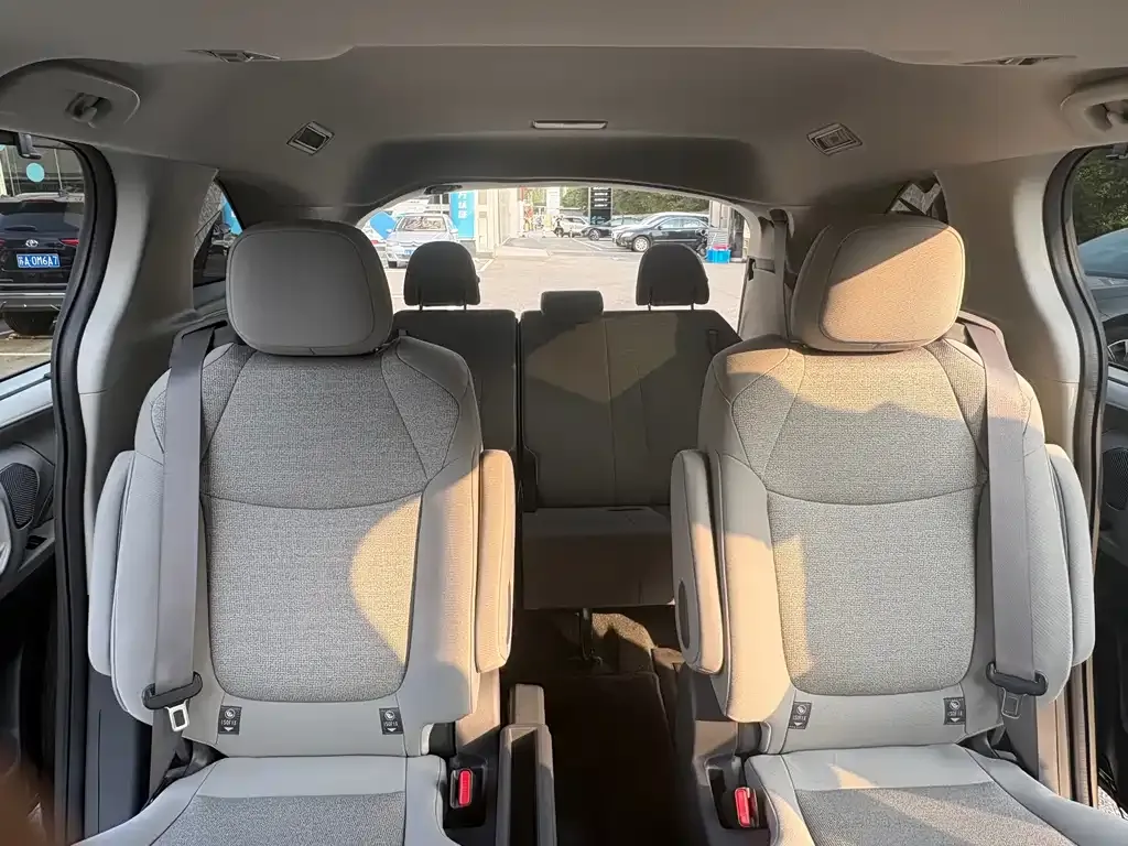 Toyota Sienna — фото 7