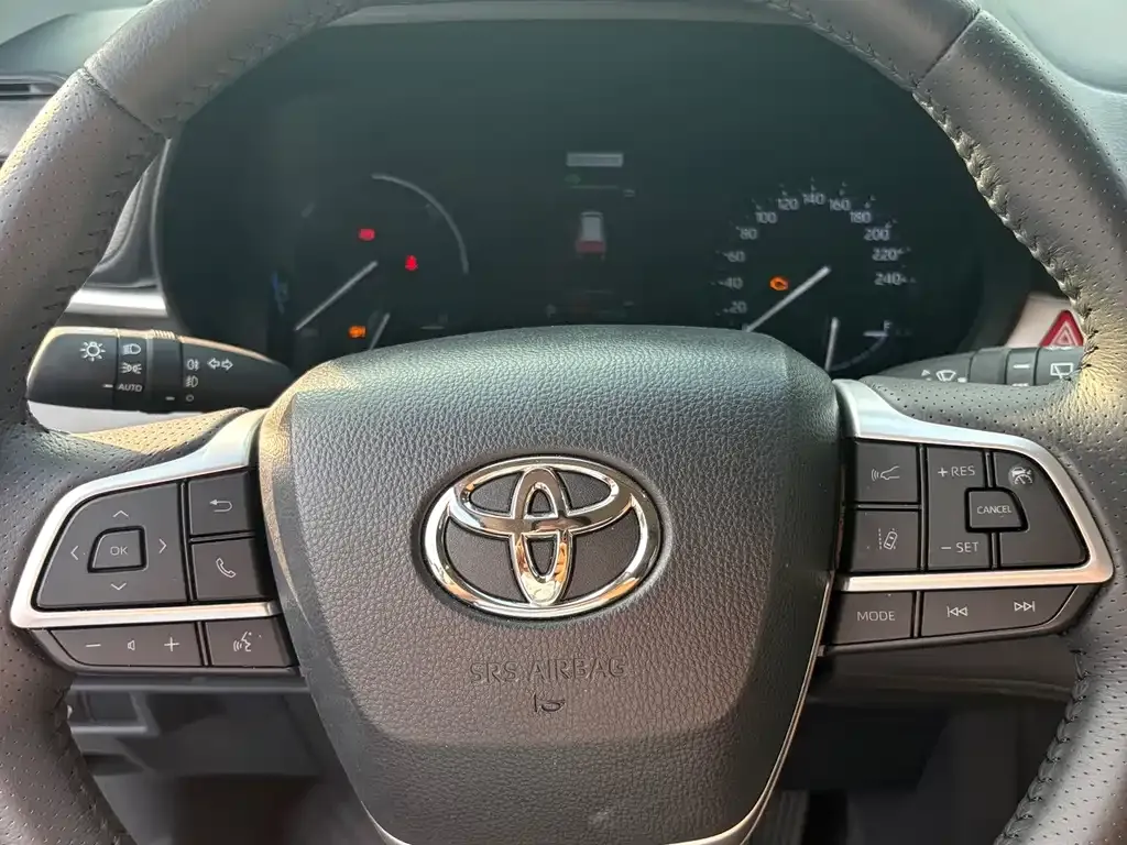 Toyota Sienna — фото 5