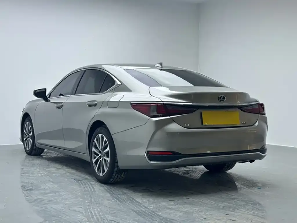 Lexus ES — фото 8