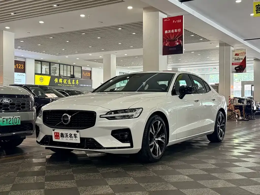 Volvo S60 — фото 1