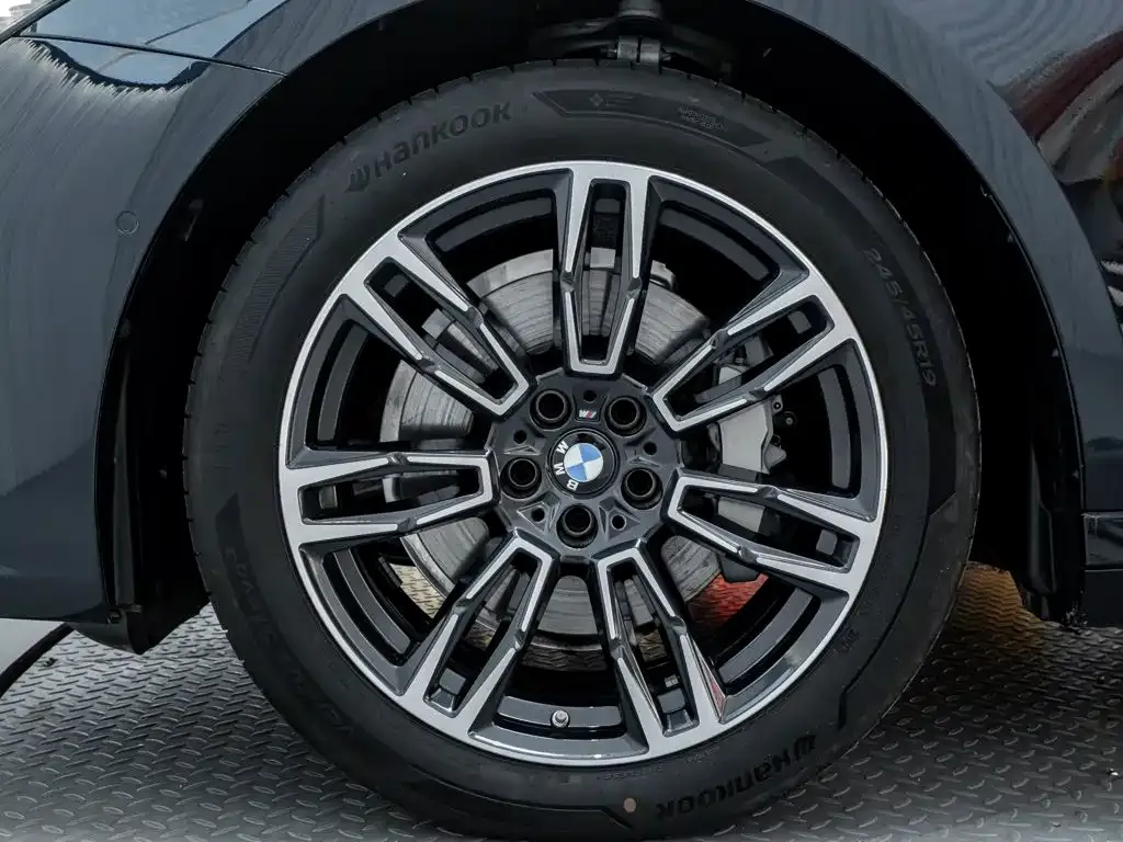 BMW 5 Series — фото 10