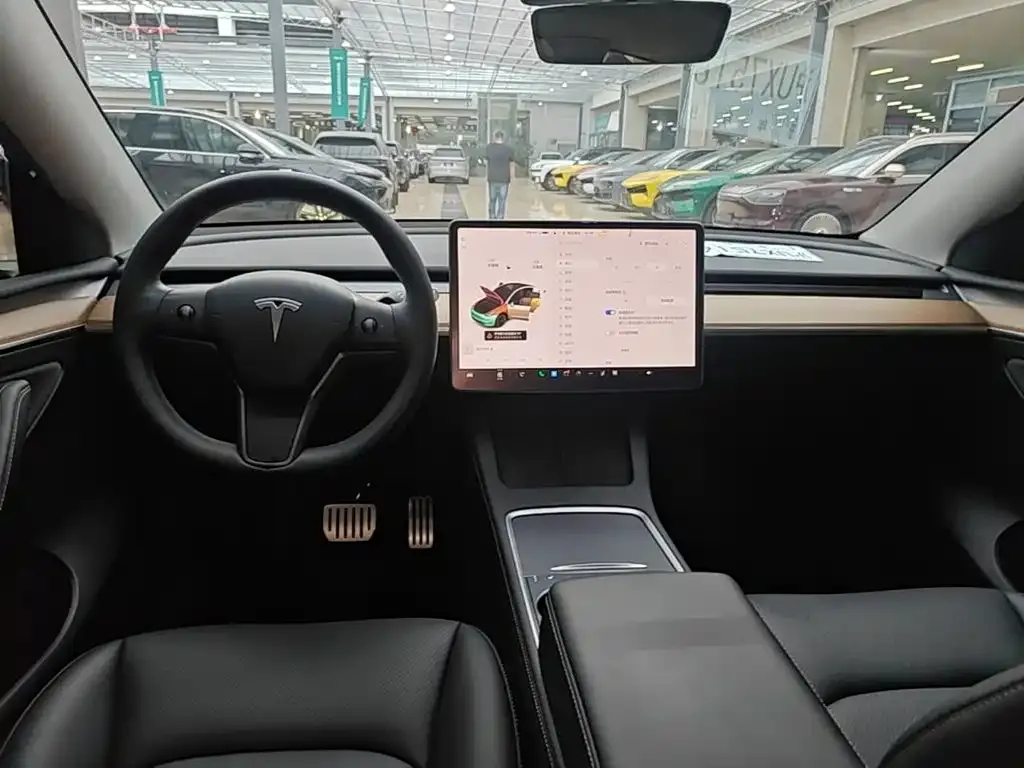Tesla Model Y — фото 10