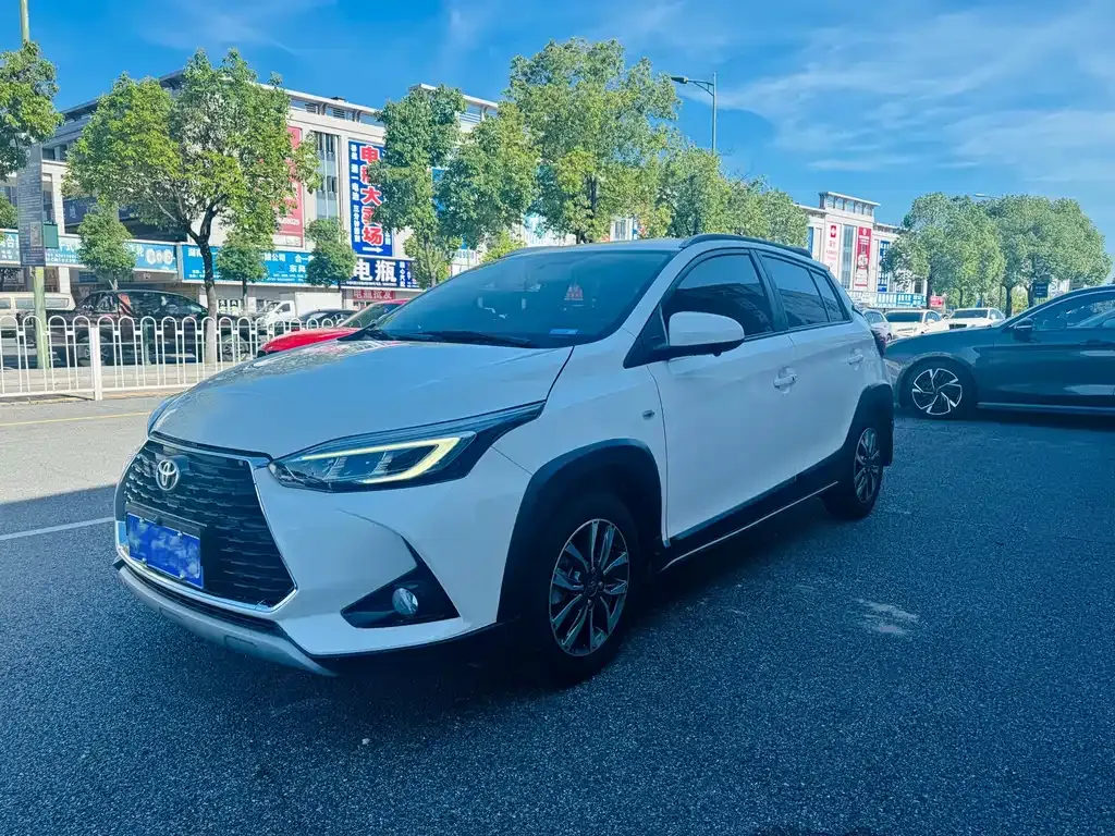 Toyota Yaris L — фото 1