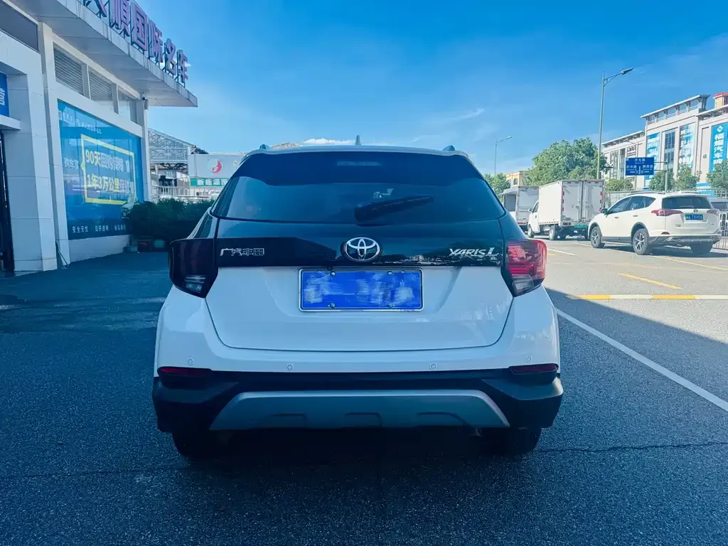 Toyota Yaris L — фото 2