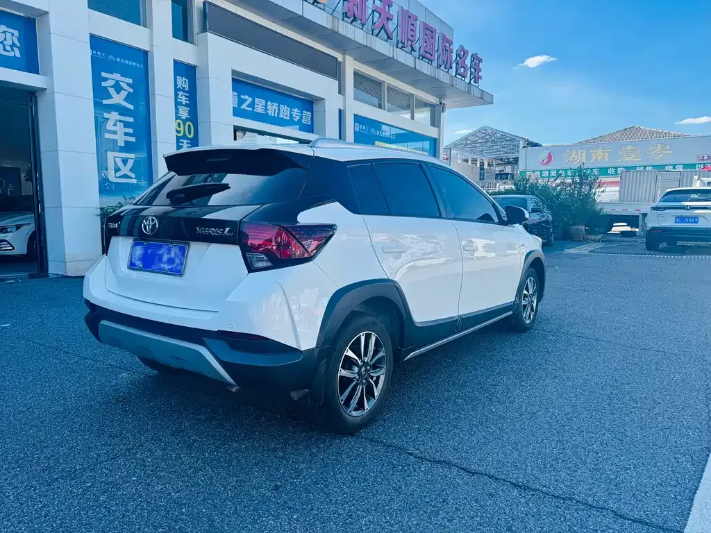 Toyota Yaris L — фото 7