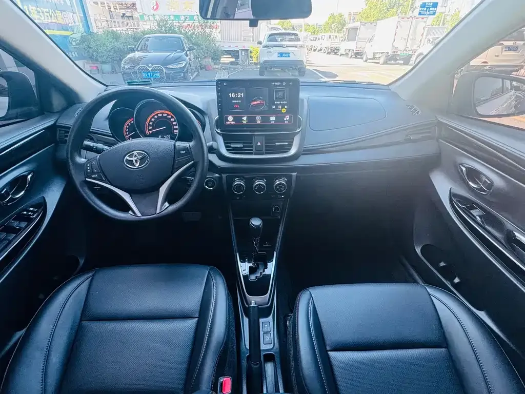 Toyota Yaris L — фото 4